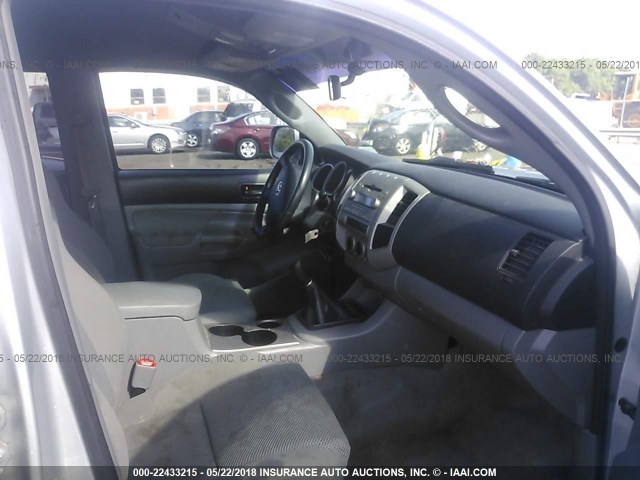 5TELU42N96Z279961 - 2006 TOYOTA TACOMA DOUBLE CAB ვერცხლისფერი ფოტო 5