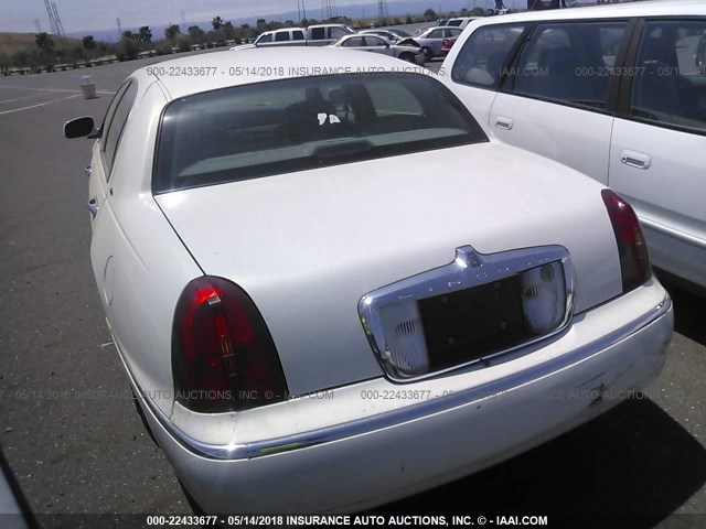 1LNFM83WXWY648707 - 1998 LINCOLN TOWN CAR CARTIER WHITE photo 3