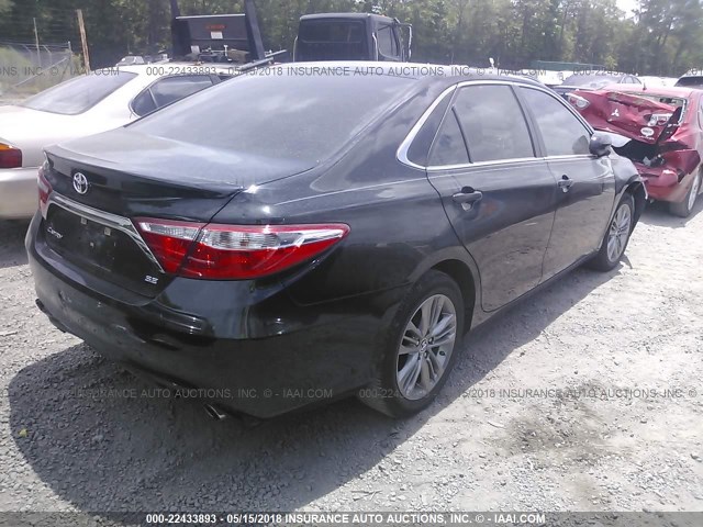4T1BF1FK5FU096775 - 2015 TOYOTA CAMRY LE/XLE/SE/XSE შავი ფოტო 4