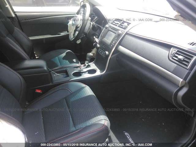 4T1BF1FK5FU096775 - 2015 TOYOTA CAMRY LE/XLE/SE/XSE შავი ფოტო 5