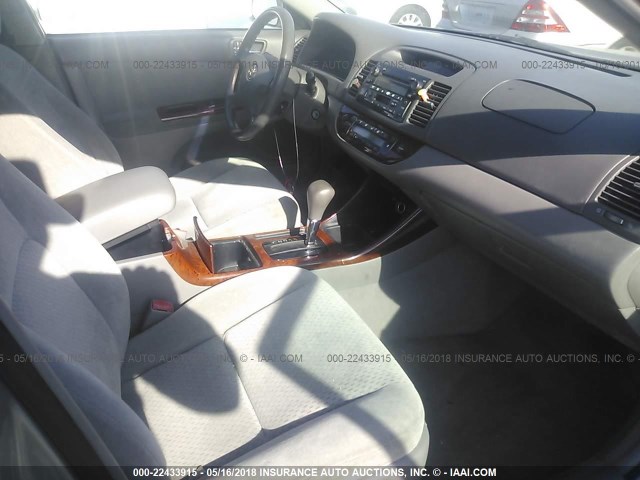 4T1BE32K14U852684 - 2004 TOYOTA CAMRY LE/XLE/SE ვერცხლისფერი ფოტო 5