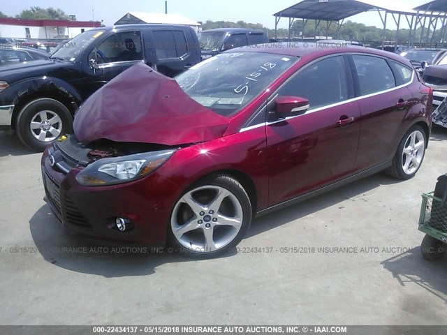 1FADP3N27DL384135 - 2013 FORD FOCUS TITANIUM BURGUNDY photo 2