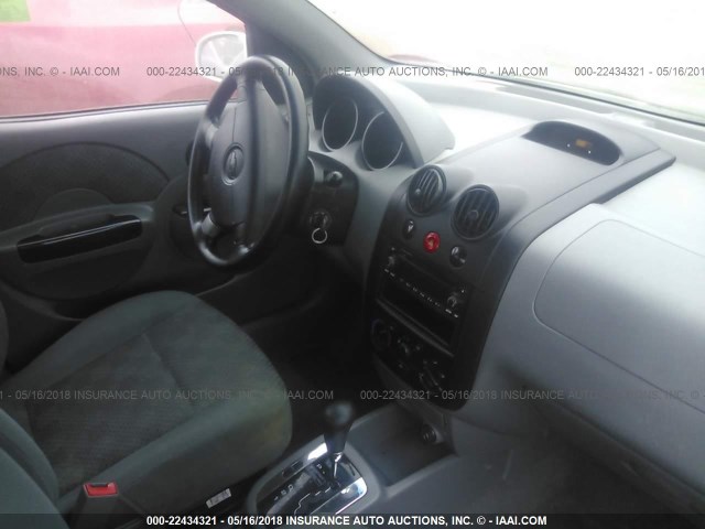 KL1TD52655B366538 - 2005 CHEVROLET AVEO LS WHITE photo 5