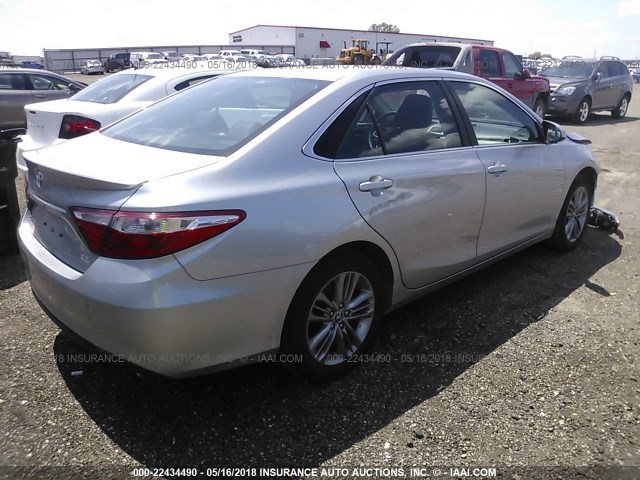 4T1BF1FK0FU986956 - 2015 TOYOTA CAMRY LE/XLE/SE/XSE SILVER photo 4