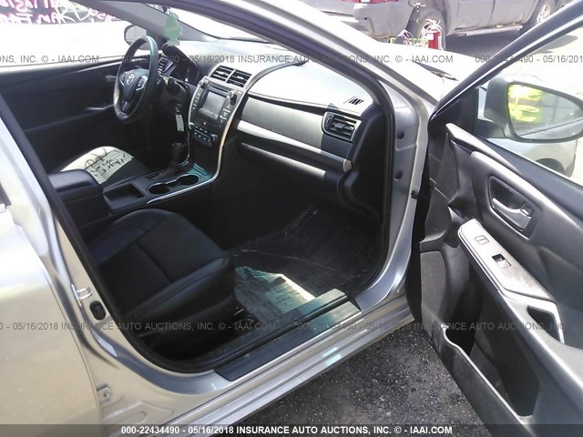 4T1BF1FK0FU986956 - 2015 TOYOTA CAMRY LE/XLE/SE/XSE SILVER photo 5