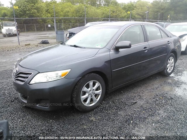 4T1BF3EKXBU154628 - 2011 TOYOTA CAMRY SE/LE/XLE GRAY photo 2