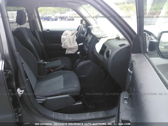 1C4NJRBB8GD659131 - 2016 JEEP PATRIOT SPORT GRAY photo 5