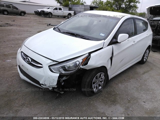 KMHCT5AE9GU258964 - 2016 HYUNDAI ACCENT SE WHITE photo 2