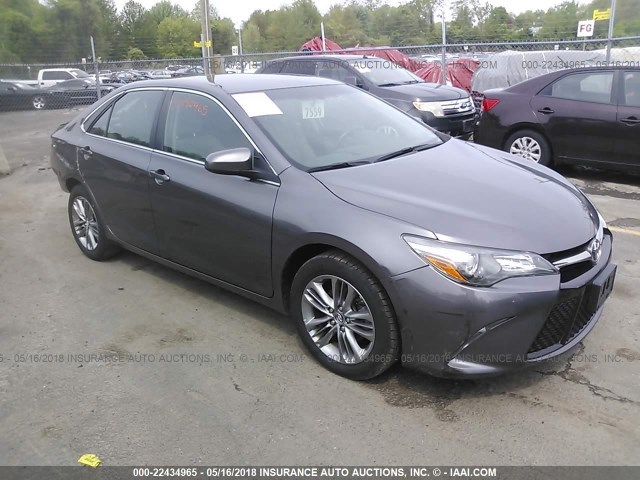 4T1BF1FKXFU112601 - 2015 TOYOTA CAMRY LE/XLE/SE/XSE ნაცრისფერი ფოტო 1