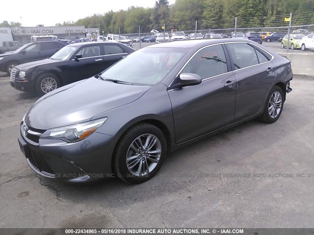 4T1BF1FKXFU112601 - 2015 TOYOTA CAMRY LE/XLE/SE/XSE ნაცრისფერი ფოტო 2