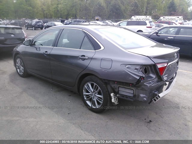 4T1BF1FKXFU112601 - 2015 TOYOTA CAMRY LE/XLE/SE/XSE ნაცრისფერი ფოტო 3