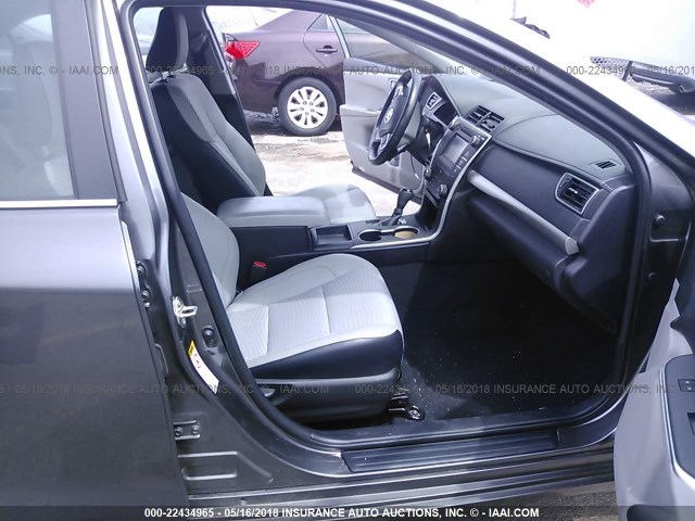 4T1BF1FKXFU112601 - 2015 TOYOTA CAMRY LE/XLE/SE/XSE ნაცრისფერი ფოტო 5