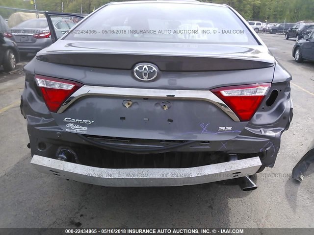 4T1BF1FKXFU112601 - 2015 TOYOTA CAMRY LE/XLE/SE/XSE ნაცრისფერი ფოტო 6