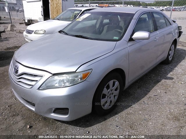 4T4BF3EK1AR045317 - 2010 TOYOTA CAMRY SE/LE/XLE SILVER photo 2