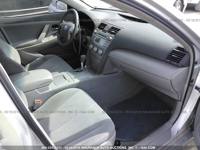 4T4BF3EK1AR045317 - 2010 TOYOTA CAMRY SE/LE/XLE SILVER photo 5