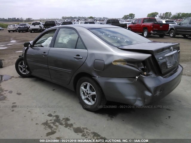 4T1BE32K33U683282 - 2003 TOYOTA CAMRY LE/XLE/SE ნაცრისფერი ფოტო 3