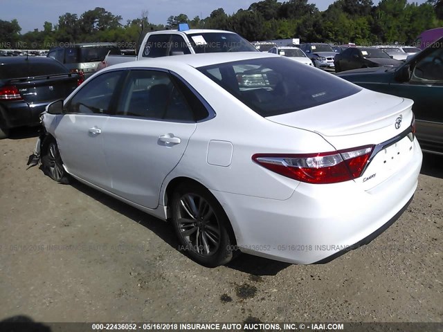 4T1BF1FK5HU750595 - 2017 TOYOTA CAMRY LE/XLE/SE/XSE WHITE photo 3