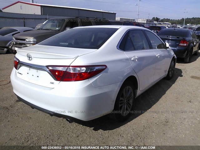 4T1BF1FK5HU750595 - 2017 TOYOTA CAMRY LE/XLE/SE/XSE WHITE photo 4