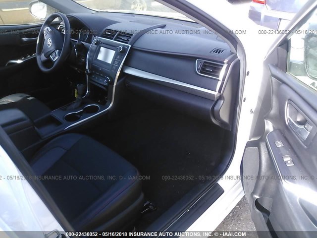 4T1BF1FK5HU750595 - 2017 TOYOTA CAMRY LE/XLE/SE/XSE Blanc photo 5