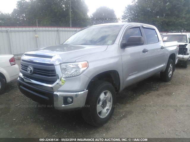 5TFEM5F13EX072252 - 2014 TOYOTA TUNDRA CREWMAX SR5 SILVER photo 2