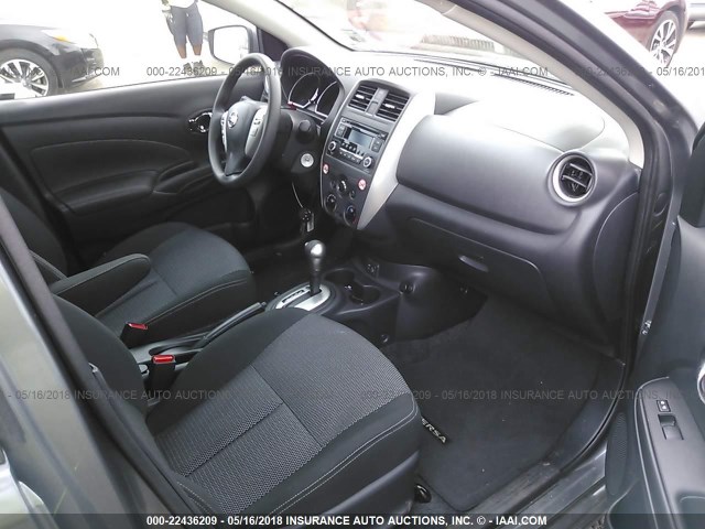 3N1CN7AP5JL814459 - 2018 NISSAN VERSA S/S PLUS/SV/SL GRAY photo 5