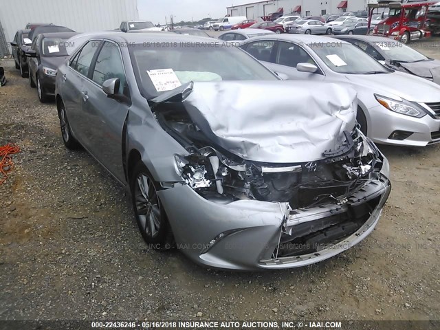 4T1BF1FK6HU379074 - 2017 TOYOTA CAMRY LE/XLE/SE/XSE ვერცხლისფერი ფოტო 1