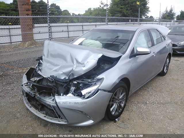 4T1BF1FK6HU379074 - 2017 TOYOTA CAMRY LE/XLE/SE/XSE ვერცხლისფერი ფოტო 2