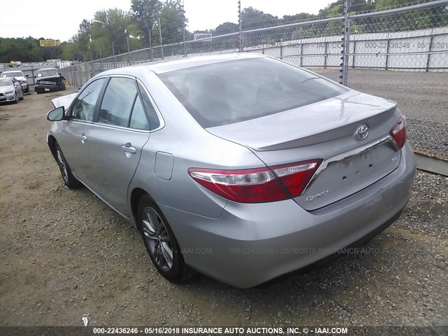 4T1BF1FK6HU379074 - 2017 TOYOTA CAMRY LE/XLE/SE/XSE ვერცხლისფერი ფოტო 3