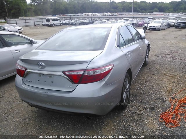 4T1BF1FK6HU379074 - 2017 TOYOTA CAMRY LE/XLE/SE/XSE ვერცხლისფერი ფოტო 4