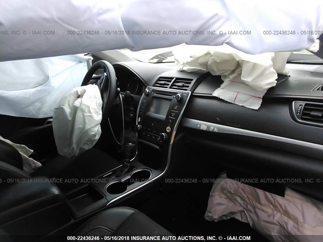 4T1BF1FK6HU379074 - 2017 TOYOTA CAMRY LE/XLE/SE/XSE ვერცხლისფერი ფოტო 5