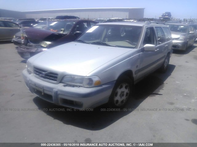 YV1LZ56DXY2656498 - 2000 VOLVO V70 XC/SE SILVER photo 2