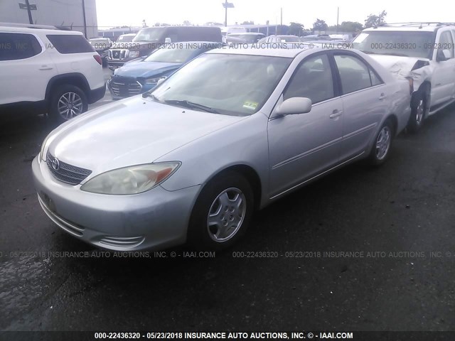 4T1BF32K22U526788 - 2002 TOYOTA CAMRY LE/XLE/SE ვერცხლისფერი ფოტო 2