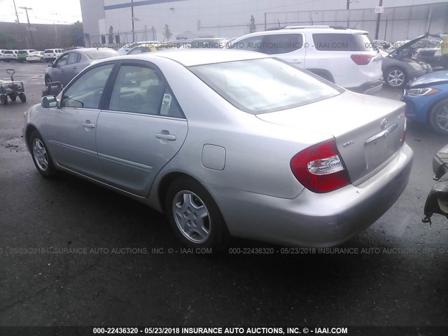 4T1BF32K22U526788 - 2002 TOYOTA CAMRY LE/XLE/SE ვერცხლისფერი ფოტო 3