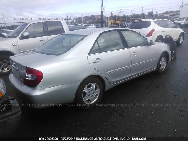 4T1BF32K22U526788 - 2002 TOYOTA CAMRY LE/XLE/SE ვერცხლისფერი ფოტო 4