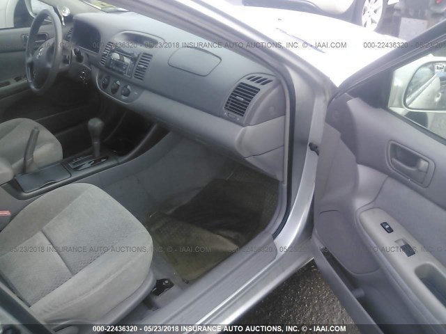 4T1BF32K22U526788 - 2002 TOYOTA CAMRY LE/XLE/SE ვერცხლისფერი ფოტო 5