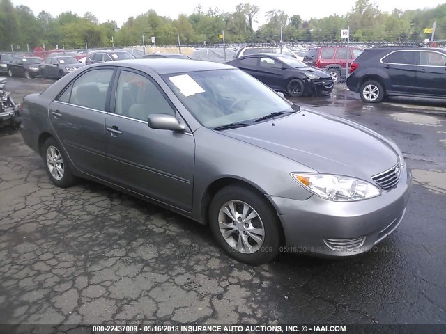 4T1BF32K56U626115 - 2006 TOYOTA CAMRY LE/XLE/SE ნაცრისფერი ფოტო 1