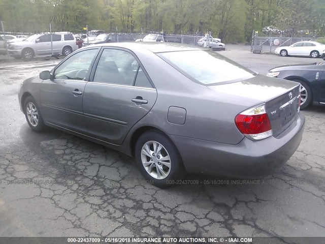 4T1BF32K56U626115 - 2006 TOYOTA CAMRY LE/XLE/SE ნაცრისფერი ფოტო 3