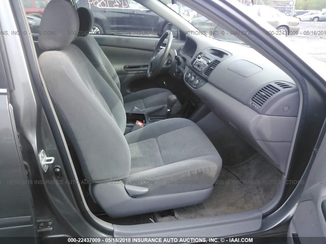 4T1BF32K56U626115 - 2006 TOYOTA CAMRY LE/XLE/SE ნაცრისფერი ფოტო 5