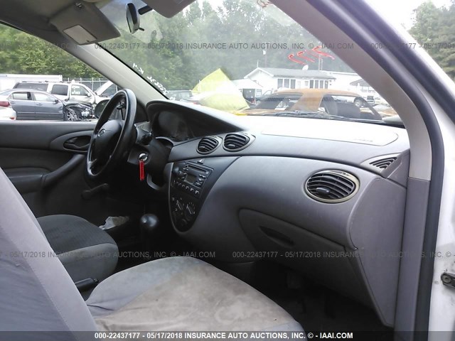 1FAFP33P93W321445 - 2003 FORD FOCUS LX WHITE photo 5