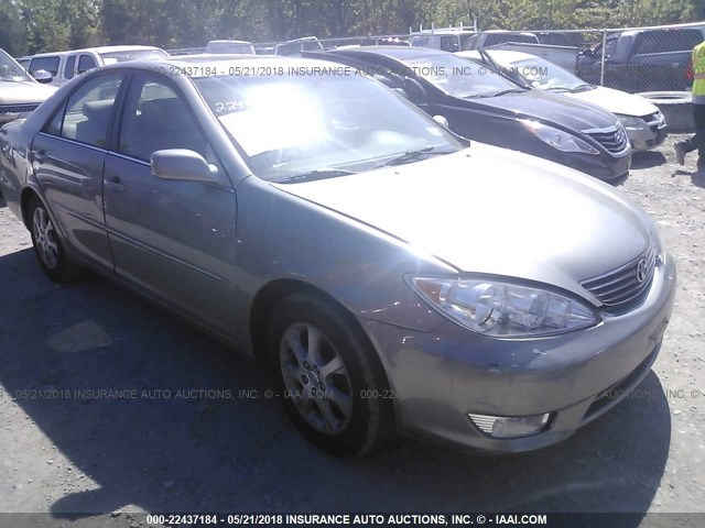 4T1BF30K85U592530 - 2005 TOYOTA CAMRY LE/XLE/SE ნაცრისფერი ფოტო 1