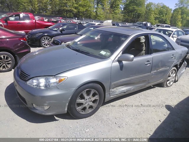 4T1BF30K85U592530 - 2005 TOYOTA CAMRY LE/XLE/SE ნაცრისფერი ფოტო 2