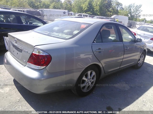 4T1BF30K85U592530 - 2005 TOYOTA CAMRY LE/XLE/SE ნაცრისფერი ფოტო 4