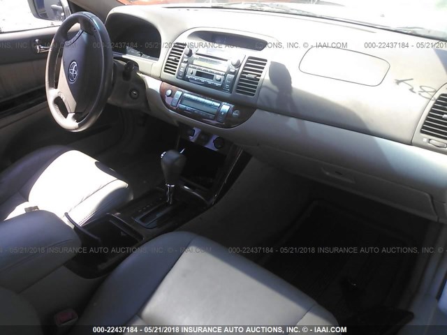 4T1BF30K85U592530 - 2005 TOYOTA CAMRY LE/XLE/SE ნაცრისფერი ფოტო 5