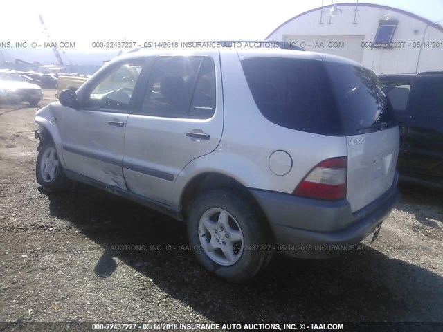 4JGAB54E2WA046901 - 1998 MERCEDES-BENZ ML 320 SILVER photo 3