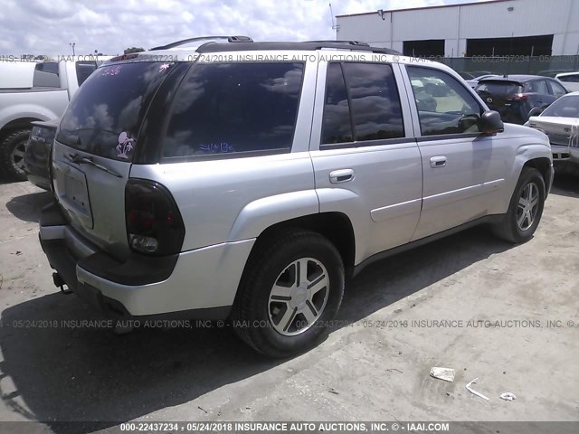 1GNDT13S252365679 - 2005 CHEVROLET TRAILBLAZER LS/LT GRAY photo 4