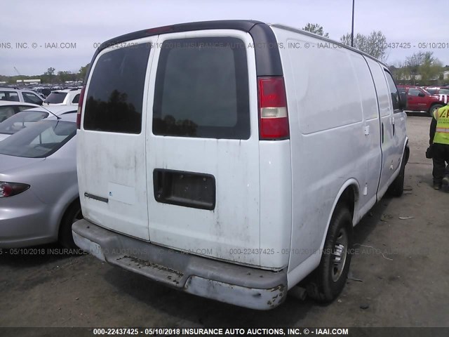 1GCHG35UX51115525 - 2005 CHEVROLET EXPRESS G3500  WHITE photo 4