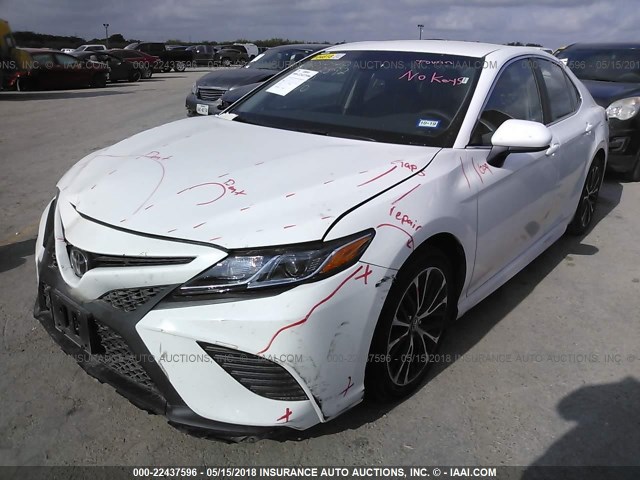 4T1B11HK5JU543710 - 2018 TOYOTA CAMRY L/LE/XLE/SE/XSE WHITE photo 2