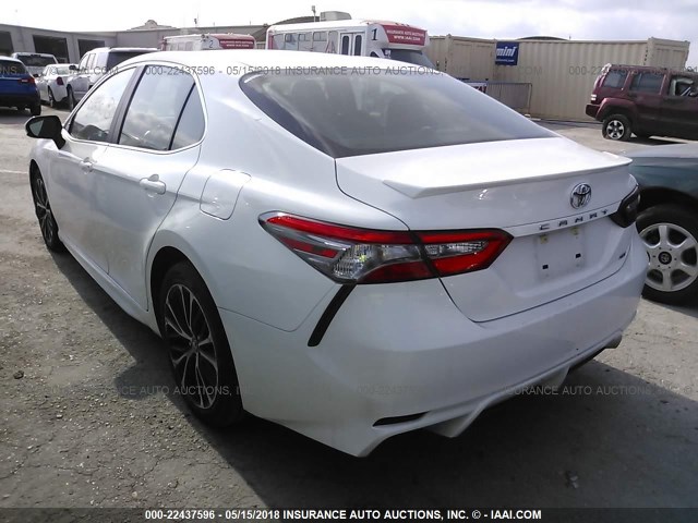 4T1B11HK5JU543710 - 2018 TOYOTA CAMRY L/LE/XLE/SE/XSE WHITE photo 3