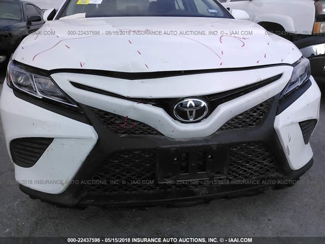 4T1B11HK5JU543710 - 2018 TOYOTA CAMRY L/LE/XLE/SE/XSE WHITE photo 6