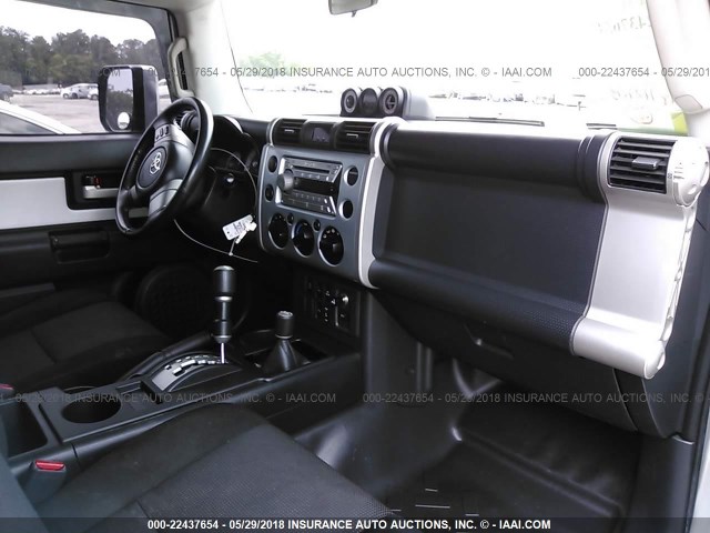 JTEBU11F570001396 - 2007 TOYOTA FJ CRUISER SILVER photo 5